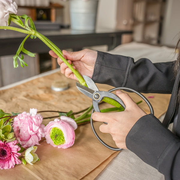 Mazzo di fiori rosa tagliati con le forbici giapponesi di Hanataba.