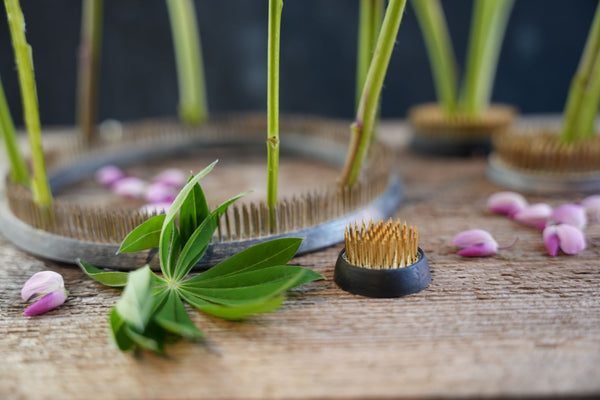 Gli steli dei fiori sono tenuti saldamente in posizione da un anello Kenzan da 120 mm.