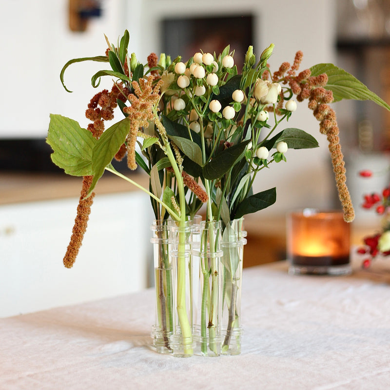 Un vaso Flowerflute di Hanataba riempito con una composizione di fiori misti di stagione e fogliame.