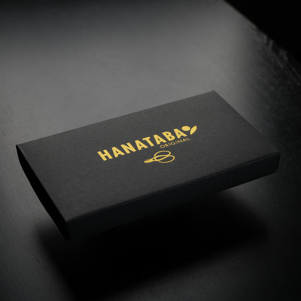 Un'elegante confezione nera con la scritta "HANATABA ORIGINAL" in caratteri dorati e il logo del marchio sulla parte superiore.