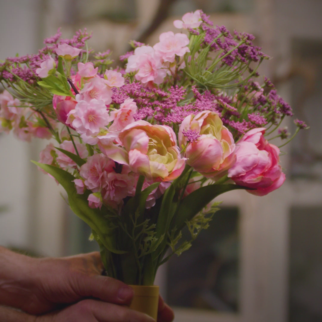 Un breve video tutorial che mostra l'allestimento e il montaggio di un Bouquet Twister Hanataba color oro champagne.